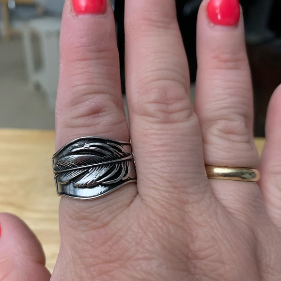 Rings (all with a stretch band) fits sizes 7.5-10 - Picture 14 of 15